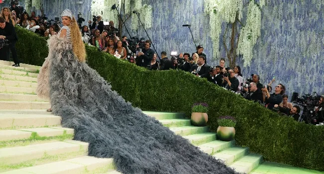 Beyoncé Steals the Show at 2026 Met Gala with Stunning Skeleton-Inspired Gown